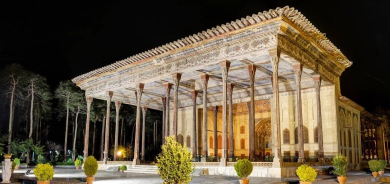 يُعد قصر چهلستون في أصفهان، إيران، واحدًا من أروع الأمثلة على العمارة الصفوية، حيث يجمع بين الجمال الفني، البراعة المعمارية، والأهمية التاريخية.