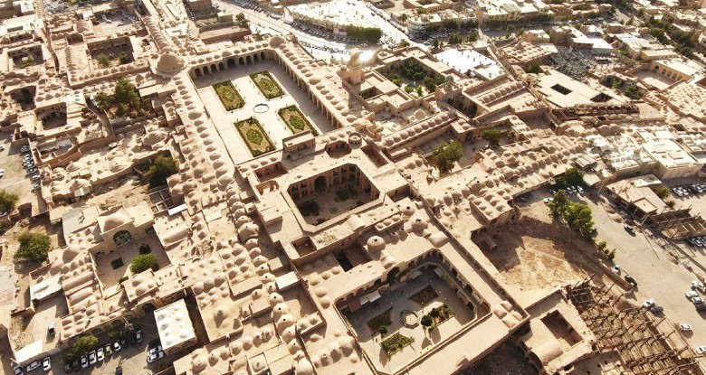 مجمع جانجالي خان: رحلة إلى قلب التاريخ السفوي في كرمان مع همين تور