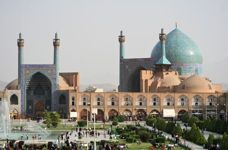 يمكن العثور على مسجد الشاه، المعروف أيضًا باسم المسجد الكبير العباسي، في أصفهان، الواقع جنوب ساحة نقش جهان. بدأ بناءه في العصر الصفوي تحت قيادة الشاه عباس الأول، وتم الانتهاء من تزيينه وتوسيعه خلال فترة حكم خلفائه. يُعتبر مسجد الشاه ذروة الإنجاز المعماري الإيراني خلال الفترة الإسلامية، ويقف كدليل على البراعة الفائقة في العمارة والبلاط والنجارة في القرن الحادي عشر. محتويات تاريخ مسجد الشاه عمارة مسجد الشاه زخرفة مسجد الشاه كلمات أخيرة أسئلة متكررة حول مسجد الشاه تاريخ مسجد الشاه مسجد شاه نقش جهان ساحة أصفهان مسجد الشاه، ساحة نقش جهان، أصفهان (صورة بواسطة ويكيبيديا) المسجد الكبير العباسي، المعروف سابقًا باسم مسجد السلطان وأعيد تسميته لاحقًا إلى مسجد الشاه خلال العصر البهلوي، خضع لتغيير آخر في الاسم إلى مسجد الإمام بعد ثورة 1357. يحمل هذا المسجد أهمية تاريخية كبيرة في أصفهان ويُعد واحدًا من المساجد الموجودة في ساحة نقش جهان. تم بناؤه خلال العصر الصفوي ويُعترف به كنموذج رئيسي للعمارة الإسلامية في إيران. احجز فنادق أصفهان احجز الآن احجز فنادق أصفهان يُعتبر كتحفة من تحف العمارة، البلاط، والنجارة في القرن الحادي عشر، بدأ بناء هذا المسجد في عام 1020 هـ بأمر من الشاه عباس الأول خلال السنة الرابعة والعشرين من عهده. تم إكماله تحت إشراف خلفائه. عمل علي أكبر إسفهاني كمهندس معماري لمسجد الشاه، بينما كان محب علي بي الله مشرف البناء. كان الخطاطون مثل عليرضا عباسي وعبد الباقي تبريزي مسؤولين عن أعمال البلاط المعقدة. عمارة مسجد الشاه عمارة مسجد الشاه عمارة مسجد الشاه قام مسجد الشاه، الذي أنشأه الصفويون، بدور منصة لعرض مهاراتهم المعمارية المتنوعة. يبرز تصميم أربعة إيوان، وهو تصميم أتقنه سلالة السلجوقيين وتبنته الصفويون، أهمية واجهة الفناء مع بوابات كبرى على كل جانب، مما يطغى على الهيكل الفعلي نفسه. في المساجد الفارسية، المئذنة هي عنصر مميز، ويتميز مسجد الشاه بأربع منها. ومع ذلك، لم تكن المآذن الطويلة تستخدم تقليديًا للآذان في العمارة الفارسية. بدلاً من ذلك، أُضيف باقات (جولدسته) لهذا الغرض، موضوعة على قمة الإيوان الغربي في مسجد الشاه. كان المحراب، وهو لوح رخامي ضخم يبلغ ارتفاعه عشرة أقدام وعرضه ثلاثة أقدام على الجدار الجنوبي الغربي، بمثابة مؤشر لاتجاه مكة. تميزت الأقماع الفارسية ببلاطها الزاهي، الذي زين كل من الداخل والخارج الهياكل. عند اكتماله في عام 1629، كان قبة مسجد الشاه ترتفع إلى ارتفاع شاهق يبلغ 53 مترًا، مما يجعلها الأطول في المدينة. تم بناؤها كقبة مزدوجة الجلوس، مع امتداد 14 مترًا بين الطبقتين، وكانت مدعومة بغرفة قبة ثمانية الأضلاع. زخرفة مسجد الشاه زخرفة مسجد شاه زخرفة مسجد الشاه يُظهر بوابة مدخل المسجد أجمل زخرفة بالبلاط داخل الهيكل. يتم صنع فسيفساء البلاط باستخدام مجموعة كاملة من سبعة ألوان (الأزرق الفارسي الداكن، الأزرق التركي الفاتح، الأبيض، الأسود، الأصفر، الأخضر، والبسكويت). تحيط شريط عريض من النقوش التي تحتوي على نصوص دينية بخط الثلث الأبيض على خلفية زرقاء داكنة الإيوان. البلاط في مسجد الشاه يكون أزرقًا في الغالب، باستثناء القاعات المغطاة، التي زُينت لاحقًا ببلاط بألوان باردة، صفراء خضراء. الإيوا مسجد شاه أصفهان إيران مسجد الشاه في أصفهان، إيران (صورة بواسطة ويكيميديا كومنز) يتميز مسجد الإمام في أصفهان بأربعة شرفات، كل منها يبلغ مقاسه 100 × 130 مترًا، وفناء واسع يبلغ مقاسه 70 × 70 مترًا. تُزين الشرفة الجنوبية بميزانيتين طويلتين ونحيفتين يصل ارتفاعهما إلى 48 مترًا. بالإضافة إلى ذلك، يتجاور ممر المسجد مع ممرين شتويين مستطيلين، كل منهما مقسوم إلى 8 مساحات بواسطة أقواس قوسية على أعمدة حجرية. تُفتح الغرف المقوسة من خلال الشرفتين الشرقية والغربية، وهو انحراف عن التصميم المعتاد للمساجد الإيرانية، ربما تأثرًا بتصميم المسجد الكبير التيموري في سمرقند. يفتح المدخل الرئيسي، المتصل بالشرفة الشمالية، على الساحة عبر بهو. بجانب الجانب الشمالي الشرقي يوجد ممر مقبب يؤدي إلى فناء صغير مخصص للخزان. السنجابس زيارة مسجد شاه في أصفهان زيارة مسجد الشاه في أصفهان (صورة بواسطة Flickr) تم صنع السنجابس كأوعية كبيرة وثقيلة منذ العصور القديمة، وعادة ما توضع في ساحات المساجد أو الممرات أو المداخل، حيث يتم صب كميات كبيرة من الماء فيها. في الأوقات القديمة، كان الماء المخزن في هذه الأحواض يُستخدم غالبًا للوضوء والطهارة اليدين والوجه. يحتوي مسجد الإمام في أصفهان على سبعة سنجاب، منها: عكوف الباب المصنوع من حجر اليشم سنجاب الشيلستان الغربي المصنوع من حجر اليشم مع الحماية سنجاب الشيلستان الشرقي المصنوع من الجير سنجاب القبة الغربية المصنوع من الرخام سنجاب القبة الشرقية المصنوع من الرخام وسنجابين آخرين في الجزء الشرقي من المدخل الرئيسي. الأروقة والقبة في مسجد الإمام مدهشة حقًا. القبة الرائعة للمسجد مرئية من كل زاوية من ساحة نقش جهان في أصفهان، وتُظهر نقوشًا وفنونًا معقدة. خاصة في الليل، عندما يُضاء المكان، تبدو القبة أكثر روعة. ابحث عن أفضل الفنادق في ايران أدخل التواريخ واحصل على أفضل عروض الفنادق! ابحث عن الفنادق المناسبة لك حسب موقعك وميزانيتك واحجز مباشرة! الوجهات الرائجة تاريخ الوصول تاريخ الوصول سنة شرطة شهر شرطة يوم تاریخ الخروج تاریخ الخروج سنة شرطة شهر شرطة يوم كلمات أخيرة يمكن العثور على المسجد الكبير العباسي، المعروف أيضًا باسم مسجد الشاه، في أصفهان، إيران. يقع جنوب ساحة نقش جهان، تم بناء هذا المسجد خلال العصر الصفوي تحت قيادة الشاه عباس الأول. تم إكمال الزخارف المعقدة والميزات الإضافية خلال فترة حكم خلفائه. يُعتبر مسجد الشاه تحفة من العمارة الإيرانية في العصر الإسلامي، وتم الاعتراف به رسميًا كواحد من المعالم الوطنية الإيرانية في 15 يناير 1310، برقم التسجيل 107. إلى جانب ساحة نقش جهان، تم تصنيفه كموقع تراث عالمي لليونسكو اليونسكو. أسئلة متكررة حول مسجد الشاه أين يقع مسجد الشاه؟ إلى أي فترة يعود مسجد الإمام؟ ما هي الأسماء الأخرى لمسجد الإمام؟