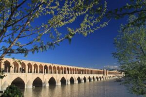 جسر سي أو سي بول: تحفة معمارية على نهر زاينده رود في أصفهان