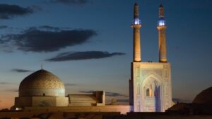 يَزد، مدينة الرياح والدهشة: جولة في قلب الصحراء الإيرانية