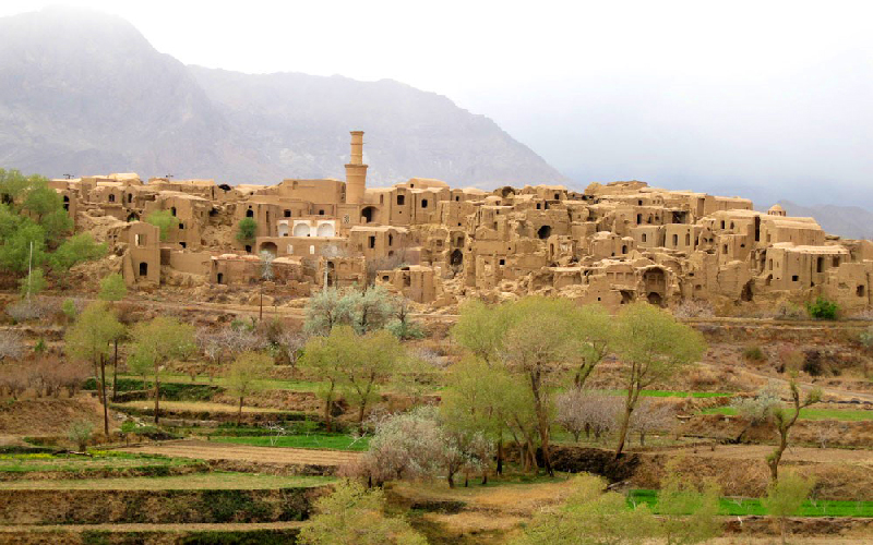 Discover the Timeless Beauty of Kharanaq’s Ancient Ruins