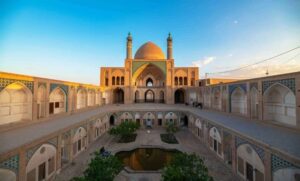 مسجد آغا بوزورج: جوهرة معمارية فريدة في قلب كاشان