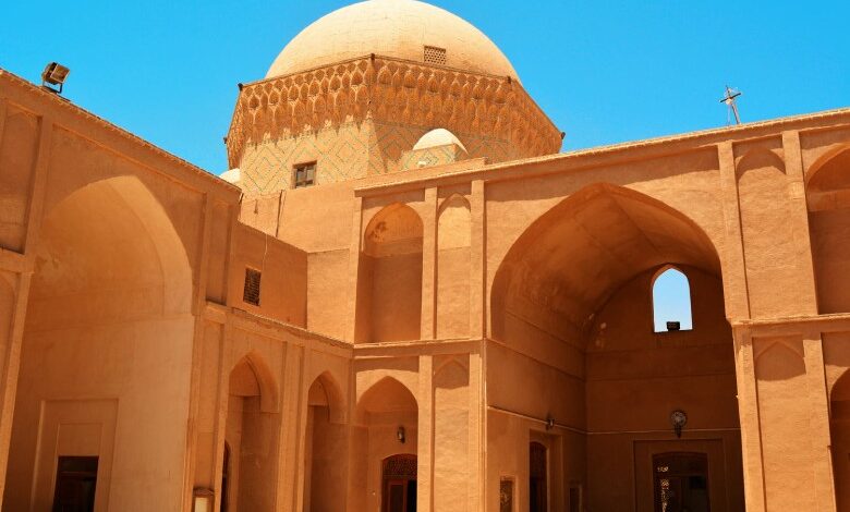 اكتشف أسرار سجن الإسكندر في يزد: رحلة تاريخية ساحرة