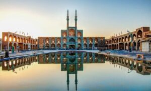 استكشف مجمع أمير شاخمق في يزد: تحفة معمارية تعكس تراث إيران العريق