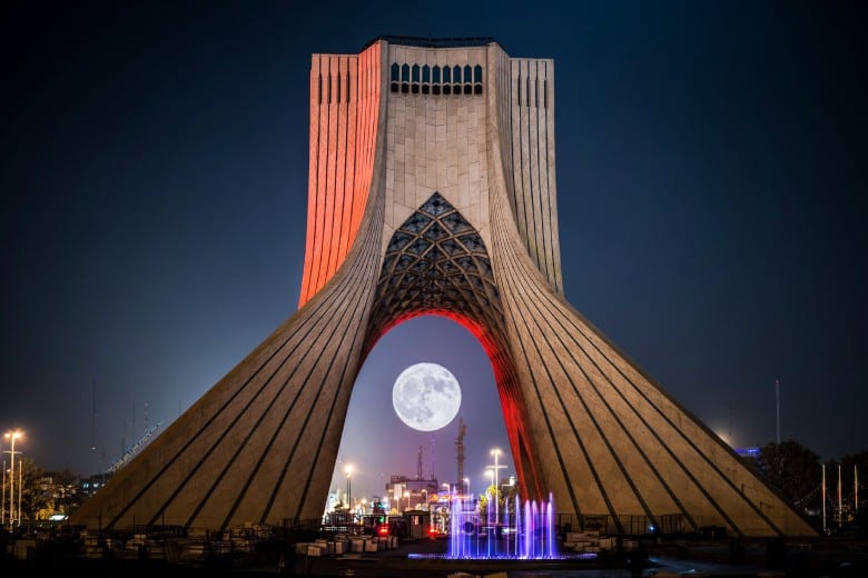 برج آزادي في طهران: رمز الحرية والتراث الفارسي