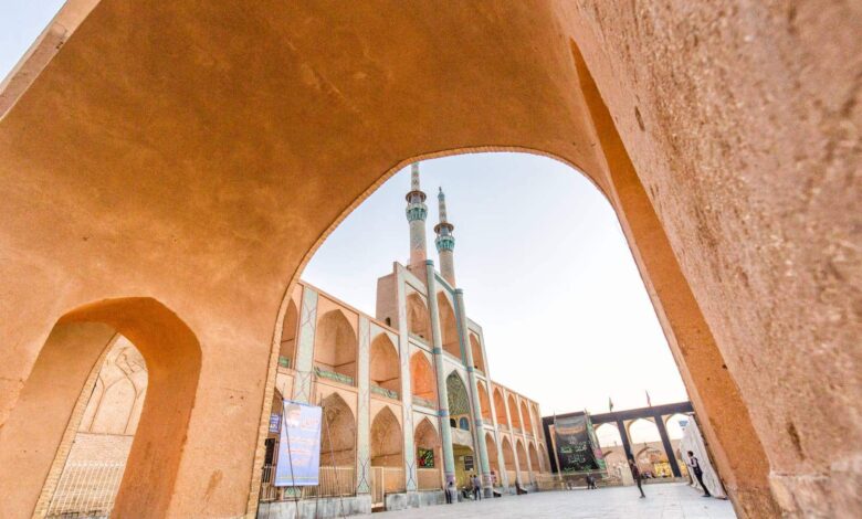 تحفة يزد الخالدة: استكشاف مسجد الجامع وروحانيته