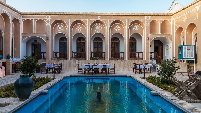دليل شامل عن فندق لاله يزد: تجربة إقامة تاريخية في قلب إيران