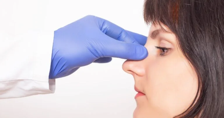 تجميل الأنف بدون جراحة: الخيارات والفوائد والمخاطر