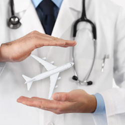 العلاجات التقليدية الإيرانية إلى جانب الطب الحديث: مزيج فريد مع همينتور
