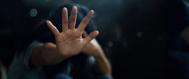 💔 السر المظلم! كيف "تختطف" الصدمة ذاكرتك وحياتك العقلية؟!