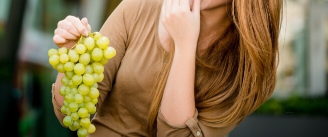 🍇 العنب والقولون: هل هو صديق أم عدو يثير المشاكل؟!