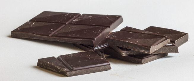 🍫 السر الأخير: كيف تختار ألذ وأصح شوكولاتة داكنة لك؟