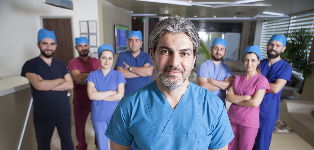 Dr. Serkan Aygin with his surgical team inside the clinic in Istanbul (press photo, About Manchester).