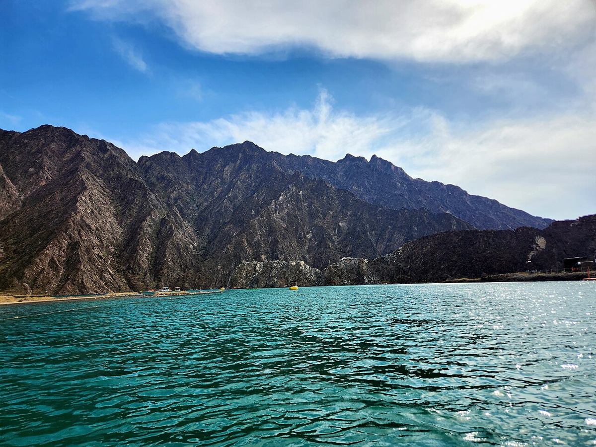Turquoise water and rocky mountains at Hatta Dam in Dubai
