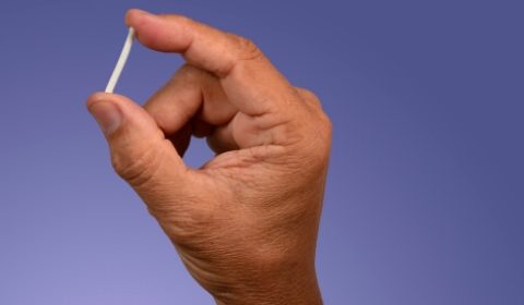 هل تناسبك الشريحة؟ مميزات وعيوب زراعة منع الحمل الهرمونية.