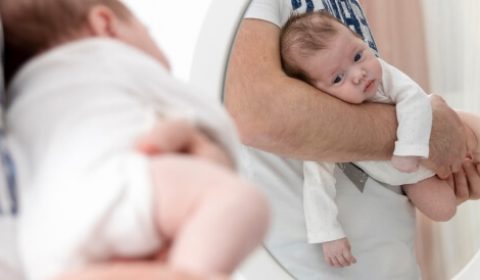 هل يتألم طفلك؟ 7 حركات للرضيع تكشف السر وراء نوبات المغص!