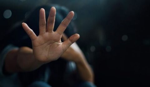 💔 السر المظلم! كيف "تختطف" الصدمة ذاكرتك وحياتك العقلية؟!