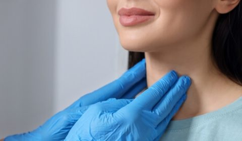 🍽️ دليل الأكل الآمن: ماذا تأكل وتشرب بعد عملية الأحبال الصوتية؟