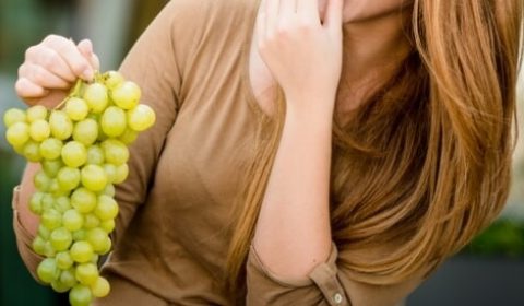 🍇 العنب والقولون: هل هو صديق أم عدو يثير المشاكل؟!