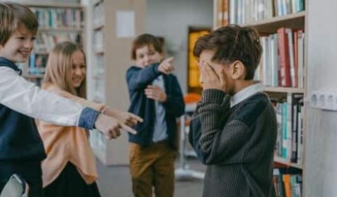 😔 أضرار التنمر تتجاوز سنوات الطفولة: دراسة تكشف التفاصيل