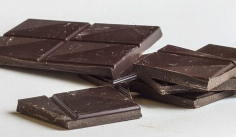 🍫 السر الأخير: كيف تختار ألذ وأصح شوكولاتة داكنة لك؟